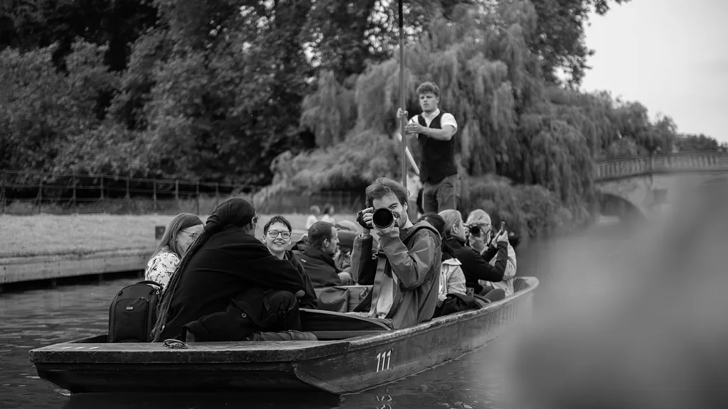 Behind the Backs: A Photography Experience on the Cam